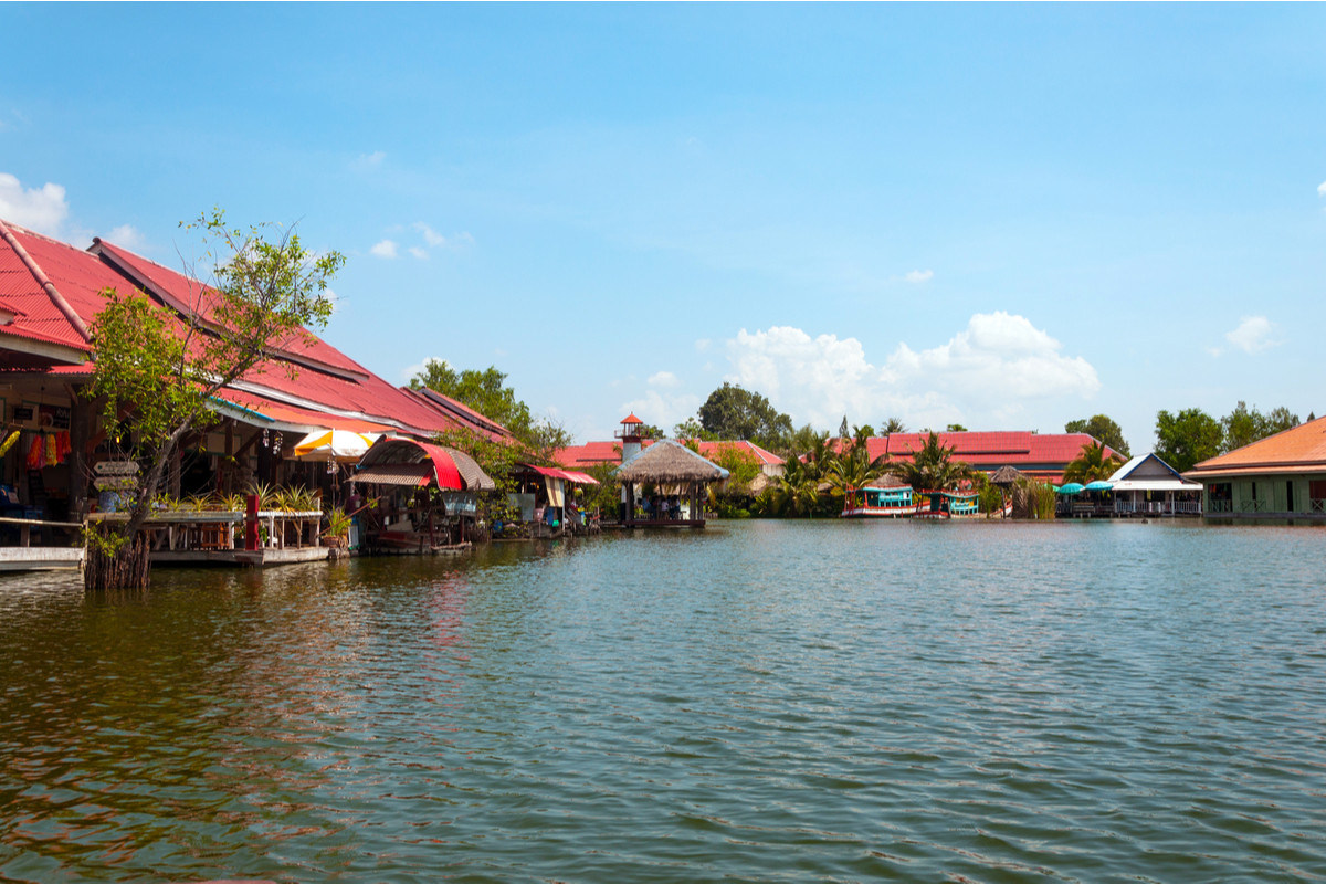 Sam Phan Nam Floating Market