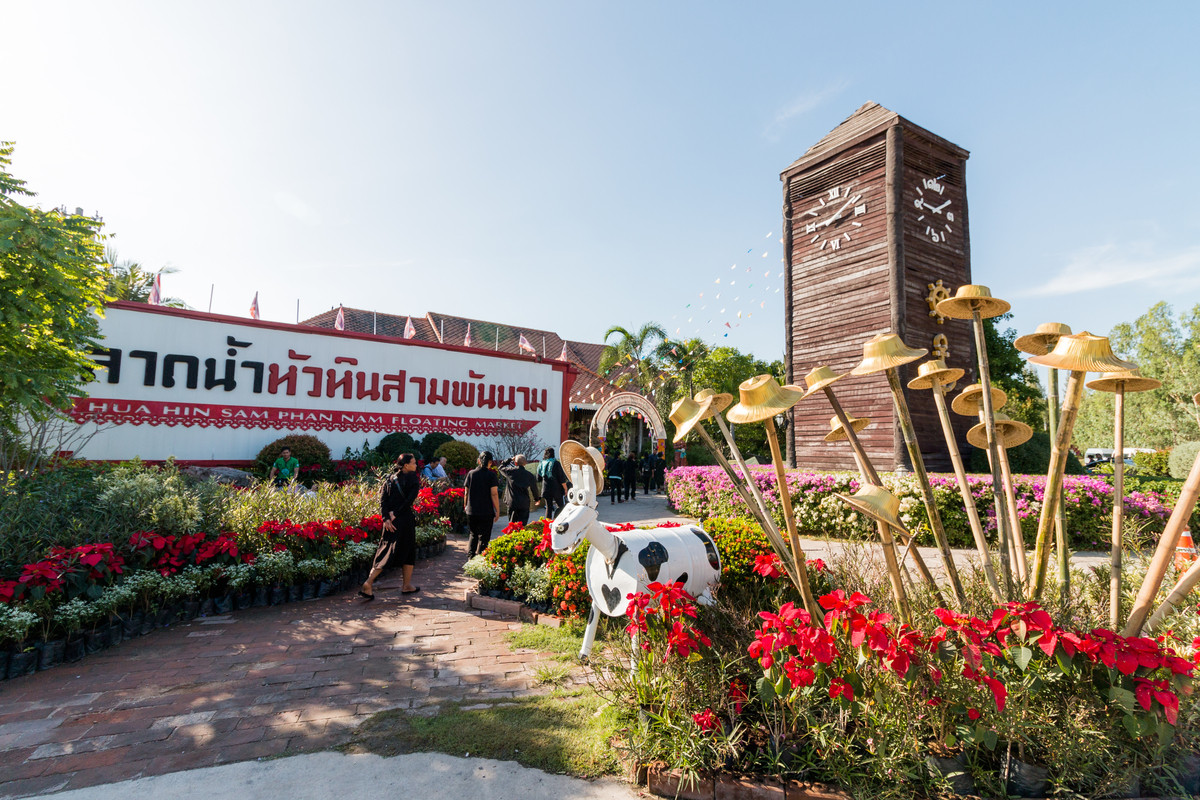 Sam Phan Nam Floating Market